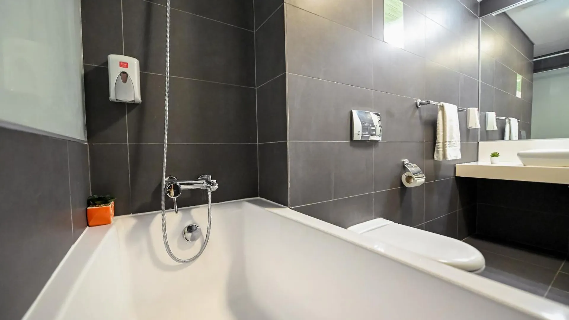 Amazing Stay - Modern 1Br With Balcony In Aviatiei Bucharest